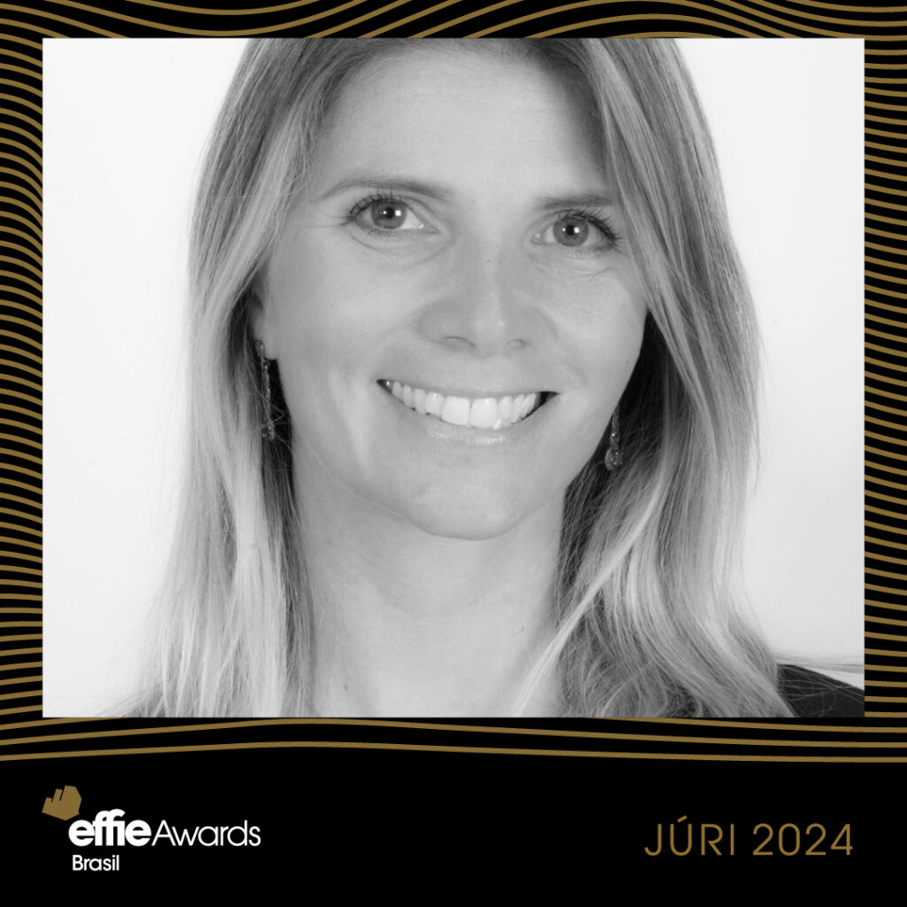 Mariana Panhoni mulher branca loura com cabelos claros na altura do ombro aparece em fotografia close preto e branco com moldura que destaca o logotipo do Effie Awards 2024