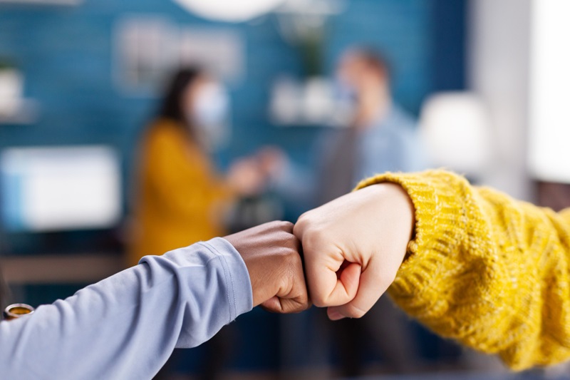 mãos batem mostrando cumplicidade entre agências de publicidade de os clientes