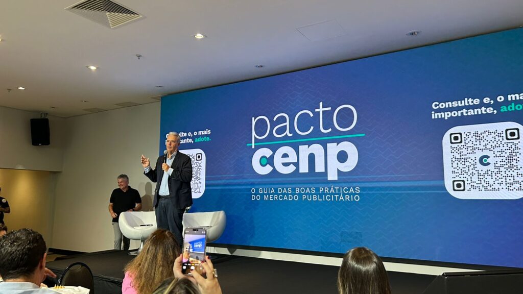 Luiz Lara presidente do Cenp fala em frente a palco azul sobre o Pacto Cenp