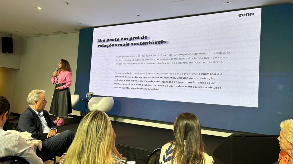 Regina Augusto fala em palco durante apresentação do Pacto Cenp