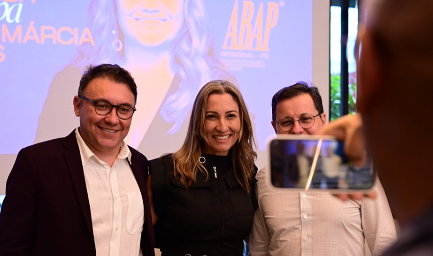 Os jornalistas Heron Cid e Daniela Rabelo, com Ruy Dantas no evento da ABAP Paraíba