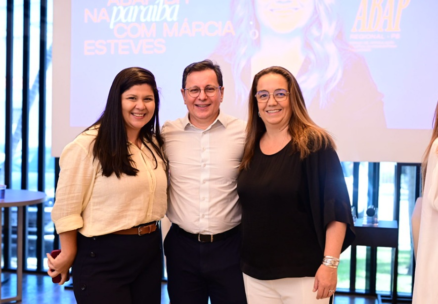 Nathalia Rezende, da Agência Central, Ruy Dantas, e Marcia Esteves no evento da ABAP Paraíba